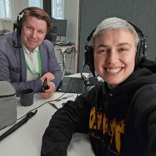 Asiantuntijavieraana Natan kanssa studiossa Schneider Electricin Juhani Hallamaa